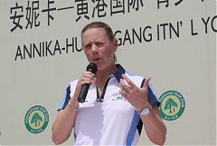 安妮卡向黃港國際青少年高爾夫發展基金捐款