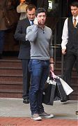 小麥放下球杆拎上購物袋‧聖誕送未婚妻奢侈品