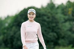 石昱婷與寵物狗相親相愛一周年!