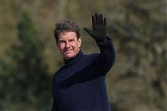 克魯斯.英國拍戲間隙飛到聖安德魯斯打球