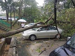 嚇人!暴雨侵襲馬來西亞高爾夫球場
