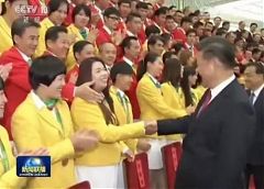 馮珊珊與習近平握手登新聞聯播:首長好帥!